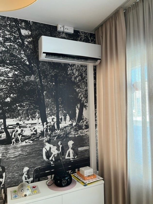 Ilmalämpöpumppu huoneen seinällä